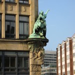Detailansicht der Bronzeskulptur der Hammonia mit Löwen an der Fassade des Hauses der Seefahrt in Hamburg