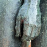 Skulpturen-Gruppen "Menschenpaar" von Georg Kolbe am Maschsee in Hannover, Detail von der linken Hand der Frau