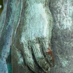 Skulpturen-Gruppen "Menschenpaar" von Georg Kolbe am Maschsee in Hannover, Detail von der linken Hand des Mannes