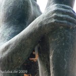 Skulpturen-Gruppen "Menschenpaar" von Georg Kolbe am Maschsee in Hannover, Detailansicht von der rechten Hand des Mannes auf der rechten Schulter der Frau
