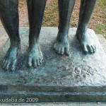 Skulpturen-Gruppen "Menschenpaar" von Georg Kolbe am Maschsee in Hannover, Füße und Bodenplatte