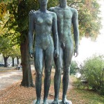 Skulpturen-Gruppen "Menschenpaar" von Georg Kolbe am Maschsee in Hannover, Vorderansicht