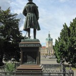 Denkmal Prinz Albrecht von Preussens mit dem Schloss Charlottenburg im Hintergrund