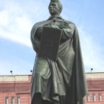 Schinkel-Denkmal in Berlin-Mitte von Johann Friedrich Drake, Ansicht der Skulptur