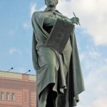 Schinkel-Denkmal in Berlin-Mitte von Johann Friedrich Drake, Ansicht der Skulptur