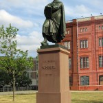 Schinkel-Denkmal in Berlin-Mitte von Johann Friedrich Drake, Gesamtansicht der Vorderseite