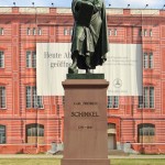 Schinkel-Denkmal in Berlin-Mitte von Johann Friedrich Drake, Gesamtansicht der Vorderseite