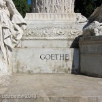 Goethe-Denkmal in Rom, Villa Borghese, von Gustav Eberlein entworfen und Valentino Casali ausgeführt, Enthüllung des Denkmals 1904, Ansicht der Goethe-Inschrift