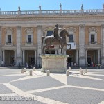 Reiterstandbild des Marc Aurel auf dem Kapitolsplatz in Rom, nordöstliche Gesamtansicht mit dem Konservatorenpalast im Hintergrund