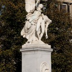 Die Skulptur "Nike trägt den gefallenen Krieger zum Olymp empor" auf der Schlossbrücke in Berlin-Mitte aus weißem Carrara-Marmor stammt von dem deutschen Bildhauer August Julius Wredow aus dem Jahr 1857