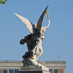 Die Skulptur “Nike trägt den gefallenen Krieger zum Olymp empor” auf der Schlossbrücke in Berlin-Mitte aus weißem Carrara-Marmor stammt von dem deutschen Bildhauer August Julius Wredow aus dem Jahr 1857